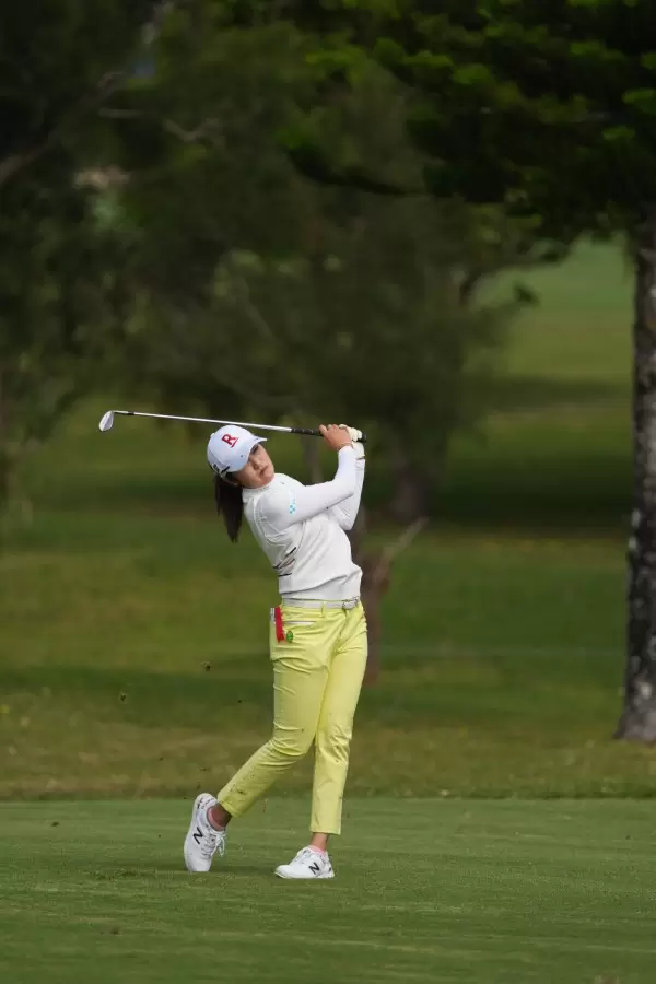 稲見萌寧のウェッジスイング（斜め前方）連続写真【2022年ダイキンオーキッドレディスゴルフトーナメント】