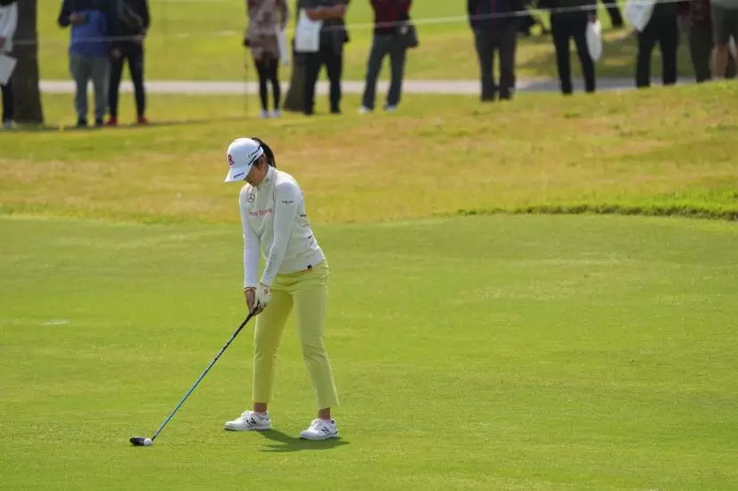 稲見萌寧のフェアウェイウッドスイング（斜め前方）連続写真【2022年ダイキンオーキッドレディスゴルフトーナメント】