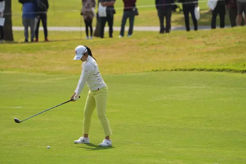 稲見萌寧のフェアウェイウッドスイング（斜め前方）連続写真【2022年ダイキンオーキッドレディスゴルフトーナメント】