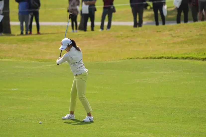 稲見萌寧のフェアウェイウッドスイング（斜め前方）連続写真【2022年ダイキンオーキッドレディスゴルフトーナメント】