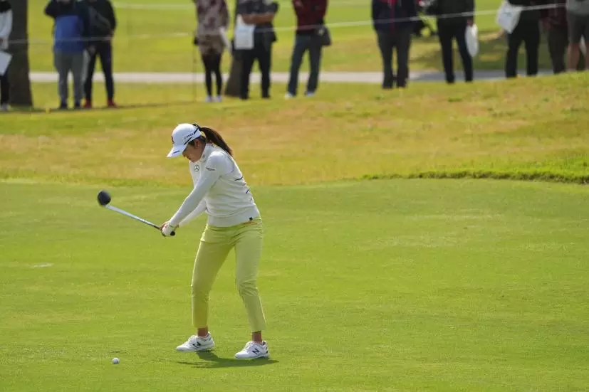 稲見萌寧のフェアウェイウッドスイング（斜め前方）連続写真【2022年ダイキンオーキッドレディスゴルフトーナメント】