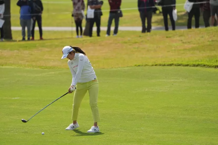 稲見萌寧のフェアウェイウッドスイング（斜め前方）連続写真【2022年ダイキンオーキッドレディスゴルフトーナメント】