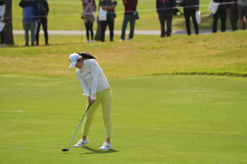 稲見萌寧のフェアウェイウッドスイング（斜め前方）連続写真【2022年ダイキンオーキッドレディスゴルフトーナメント】