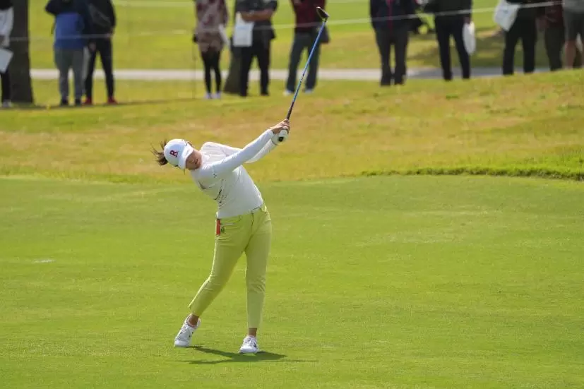 稲見萌寧のフェアウェイウッドスイング（斜め前方）連続写真【2022年ダイキンオーキッドレディスゴルフトーナメント】