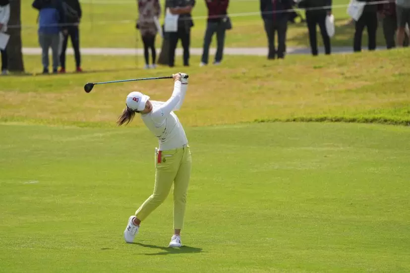 稲見萌寧のフェアウェイウッドスイング（斜め前方）連続写真【2022年ダイキンオーキッドレディスゴルフトーナメント】