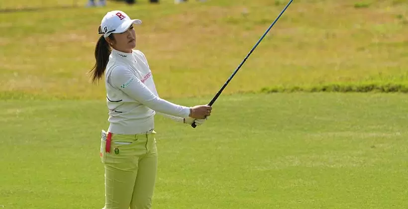 稲見萌寧のフェアウェイウッドスイング（斜め前方）連続写真【2022年ダイキンオーキッドレディスゴルフトーナメント】