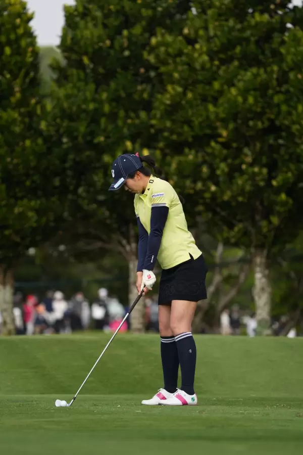 堀琴音のアイアンスイング（斜め前方）連続写真【2022年ダイキンオーキッドレディスゴルフトーナメント】