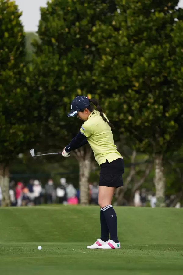 堀琴音のアイアンスイング（斜め前方）連続写真【2022年ダイキンオーキッドレディスゴルフトーナメント】