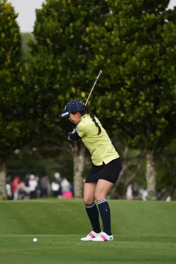 堀琴音のアイアンスイング（斜め前方）連続写真【2022年ダイキンオーキッドレディスゴルフトーナメント】