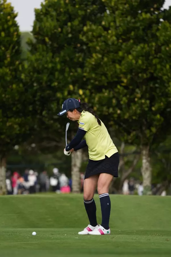 堀琴音のアイアンスイング（斜め前方）連続写真【2022年ダイキンオーキッドレディスゴルフトーナメント】