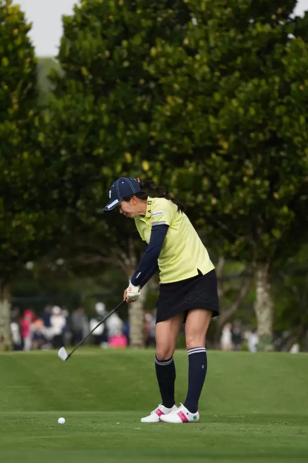 堀琴音のアイアンスイング（斜め前方）連続写真【2022年ダイキンオーキッドレディスゴルフトーナメント】