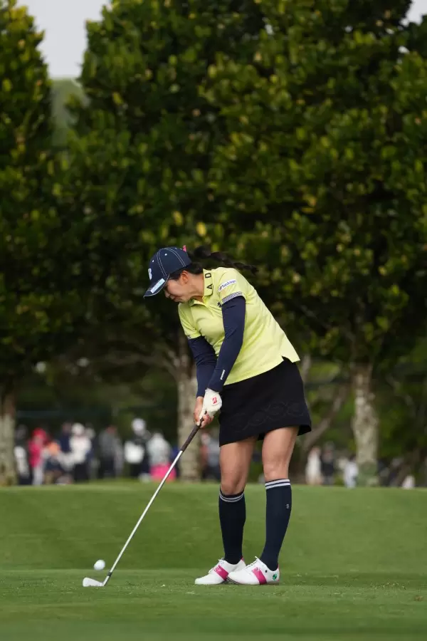 堀琴音のアイアンスイング（斜め前方）連続写真【2022年ダイキンオーキッドレディスゴルフトーナメント】