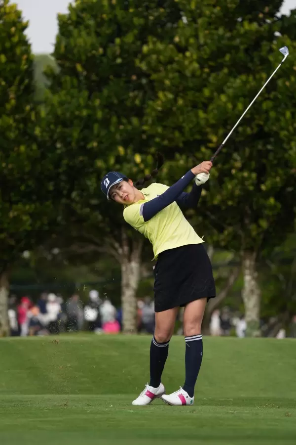 堀琴音のアイアンスイング（斜め前方）連続写真【2022年ダイキンオーキッドレディスゴルフトーナメント】