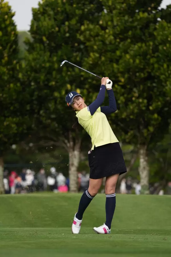 堀琴音のアイアンスイング（斜め前方）連続写真【2022年ダイキンオーキッドレディスゴルフトーナメント】