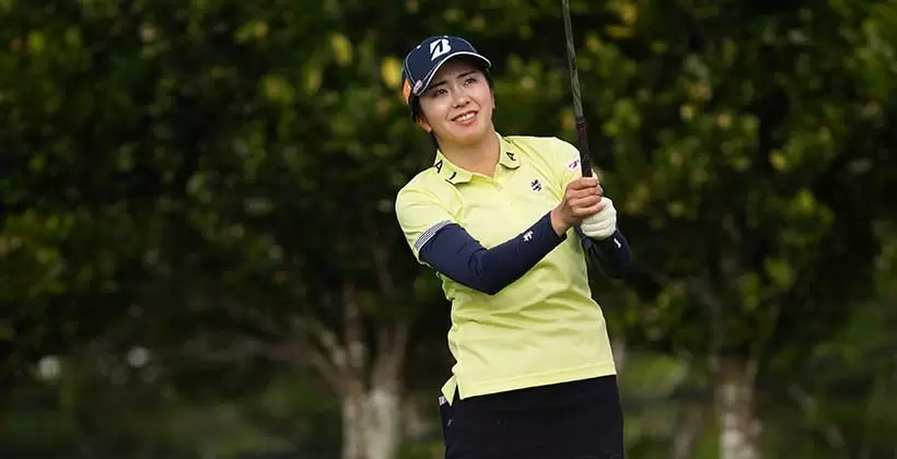 堀琴音のアイアンスイング(斜め前方)連続写真【2022年ダイキンオーキッドレディスゴルフトーナメント】