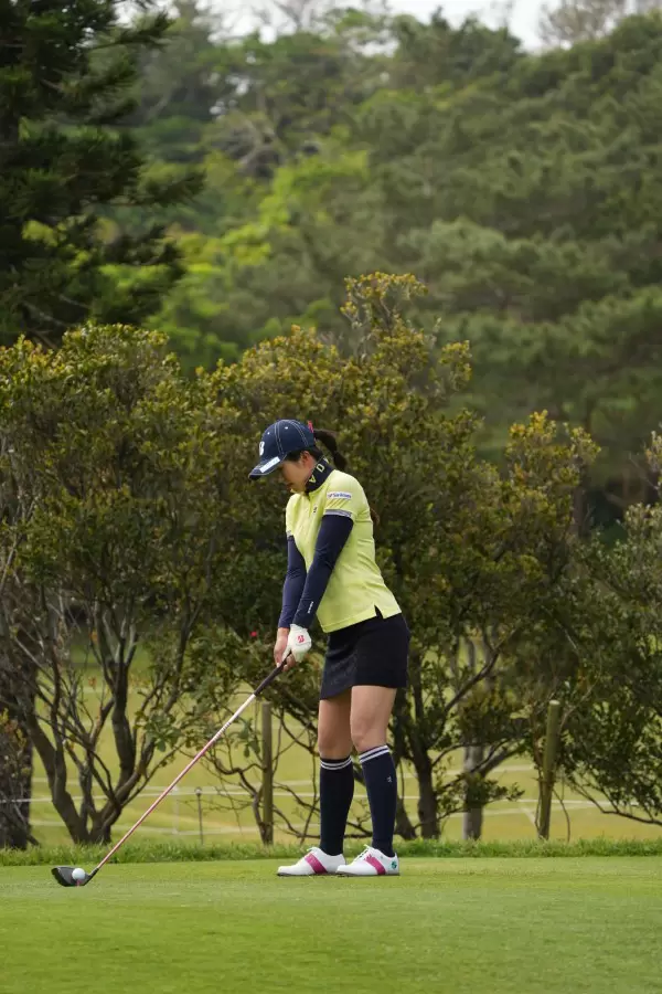 堀琴音のドライバースイング（斜め前方）連続写真【2022年ダイキンオーキッドレディスゴルフトーナメント】