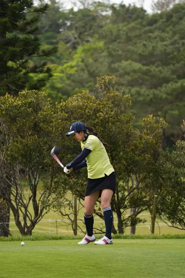 堀琴音のドライバースイング（斜め前方）連続写真【2022年ダイキンオーキッドレディスゴルフトーナメント】