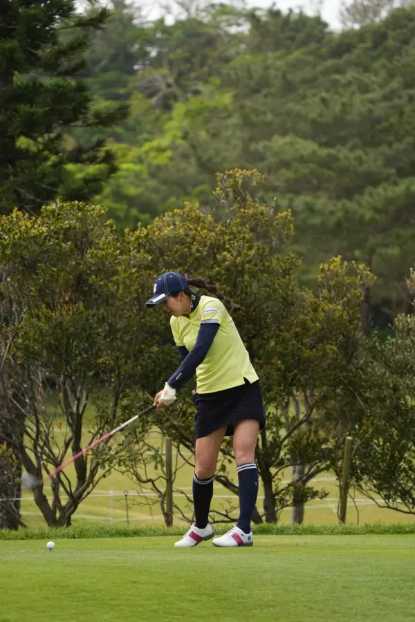 堀琴音のドライバースイング（斜め前方）連続写真【2022年ダイキンオーキッドレディスゴルフトーナメント】