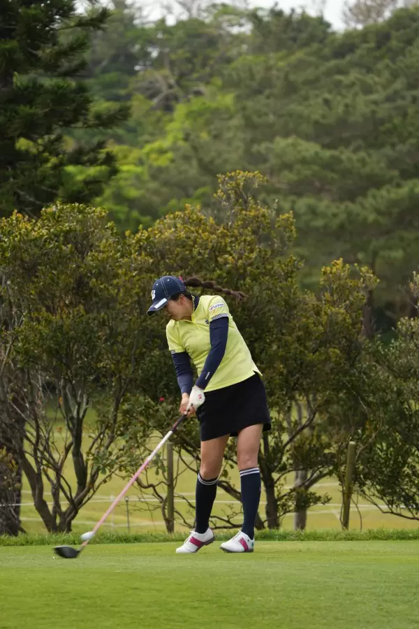 堀琴音のドライバースイング（斜め前方）連続写真【2022年ダイキンオーキッドレディスゴルフトーナメント】