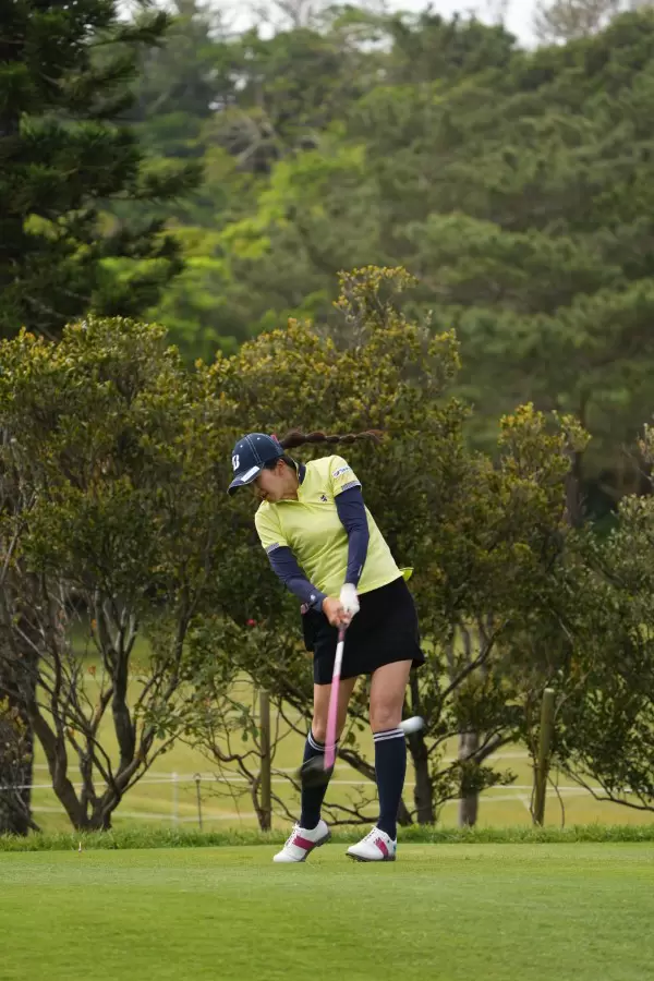 堀琴音のドライバースイング（斜め前方）連続写真【2022年ダイキンオーキッドレディスゴルフトーナメント】