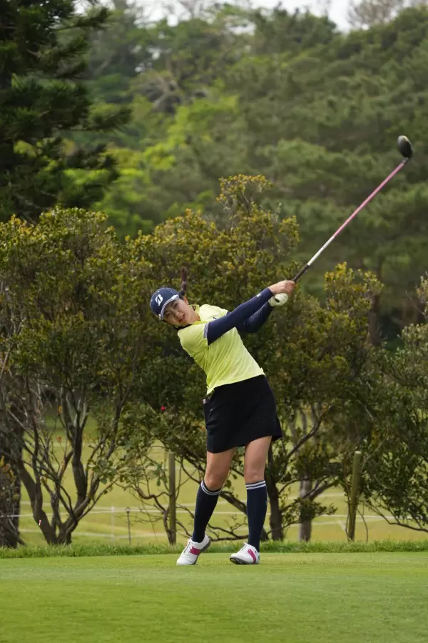 堀琴音のドライバースイング（斜め前方）連続写真【2022年ダイキンオーキッドレディスゴルフトーナメント】