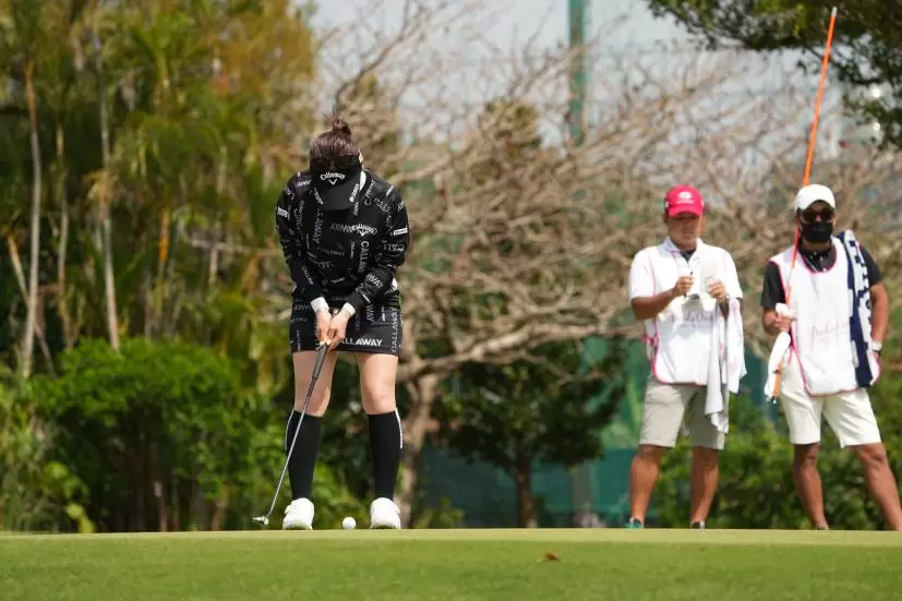 西村優菜のパッティングストローク（前方）連続写真【2022年ダイキンオーキッドレディスゴルフトーナメント】