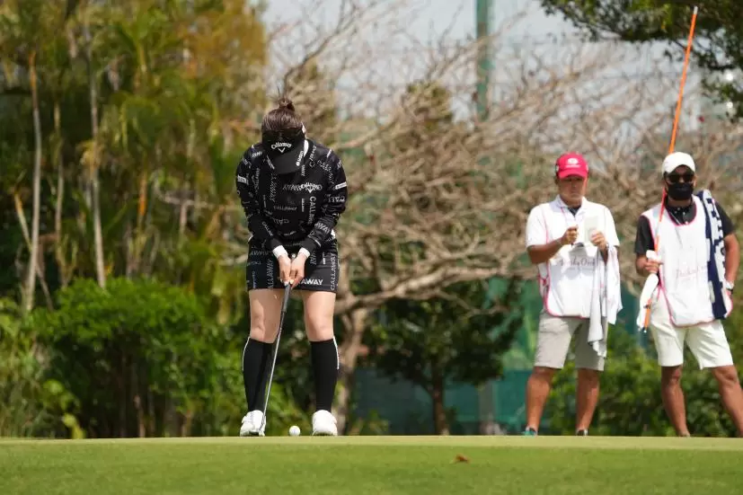西村優菜のパッティングストローク（前方）連続写真【2022年ダイキンオーキッドレディスゴルフトーナメント】