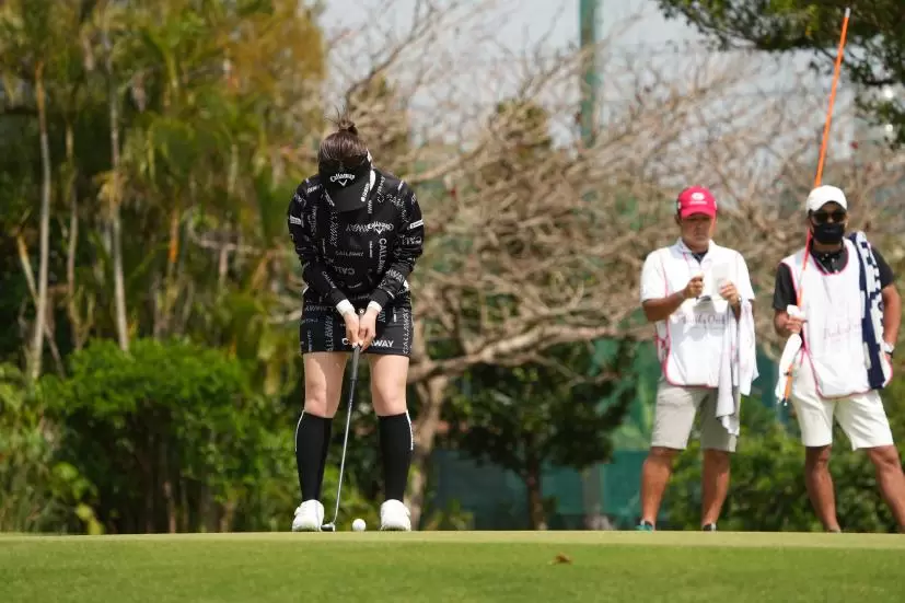 西村優菜のパッティングストローク（前方）連続写真【2022年ダイキンオーキッドレディスゴルフトーナメント】