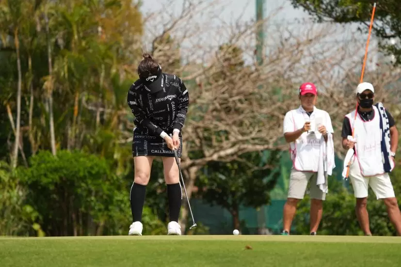 西村優菜のパッティングストローク（前方）連続写真【2022年ダイキンオーキッドレディスゴルフトーナメント】