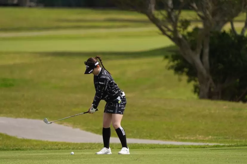 西村優菜のアイアンスイング（斜め前方）連続写真【2022年ダイキンオーキッドレディスゴルフトーナメント】