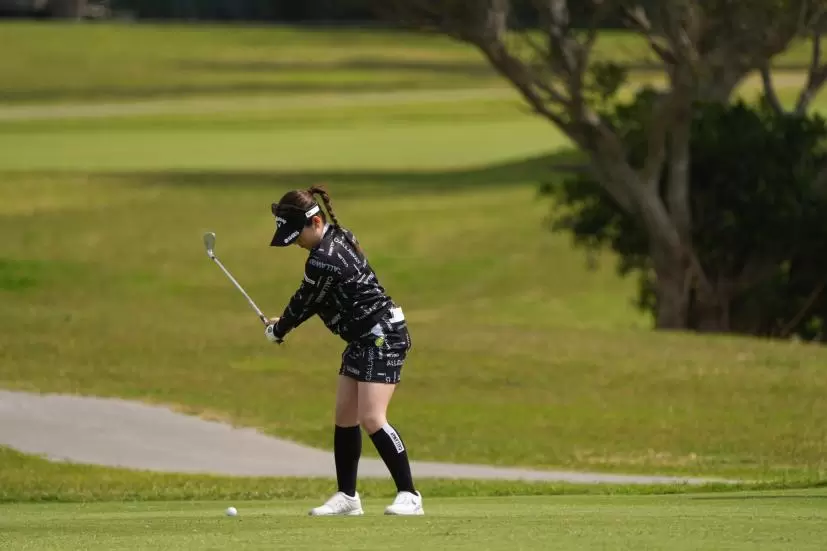 西村優菜のアイアンスイング（斜め前方）連続写真【2022年ダイキンオーキッドレディスゴルフトーナメント】