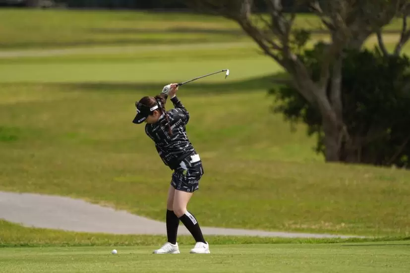 西村優菜のアイアンスイング（斜め前方）連続写真【2022年ダイキンオーキッドレディスゴルフトーナメント】