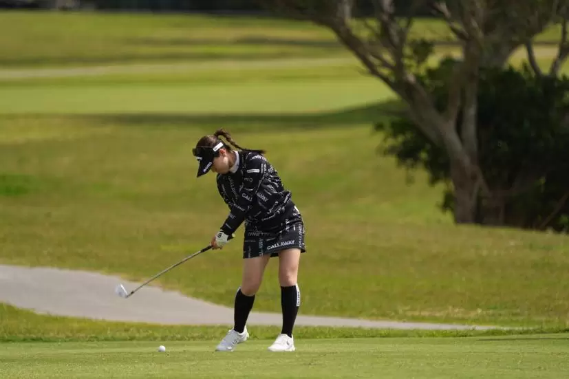 西村優菜のアイアンスイング（斜め前方）連続写真【2022年ダイキンオーキッドレディスゴルフトーナメント】