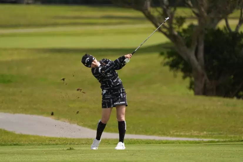 西村優菜のアイアンスイング（斜め前方）連続写真【2022年ダイキンオーキッドレディスゴルフトーナメント】