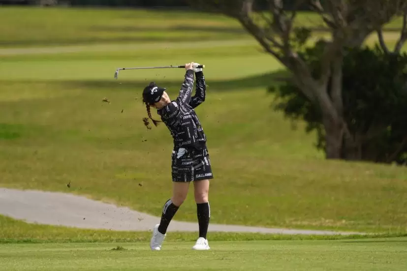 西村優菜のアイアンスイング（斜め前方）連続写真【2022年ダイキンオーキッドレディスゴルフトーナメント】