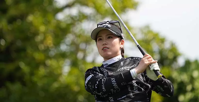 西村優菜のアイアンスイング（斜め前方）連続写真【2022年ダイキンオーキッドレディスゴルフトーナメント】