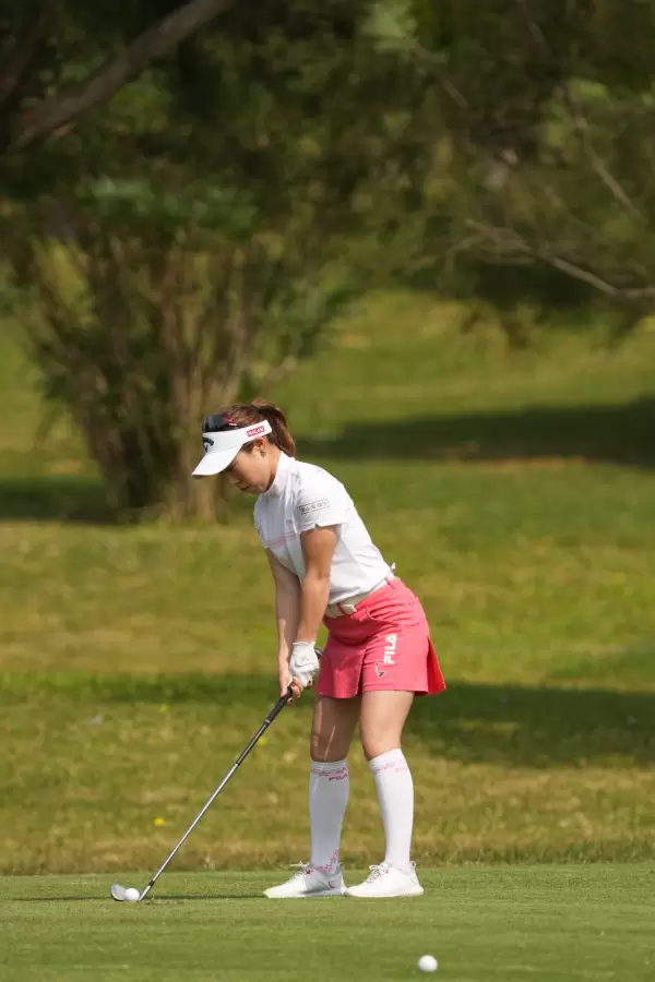 木村彩子のアイアンスイング（斜め前方）連続写真【2022年ダイキンオーキッドレディスゴルフトーナメント】