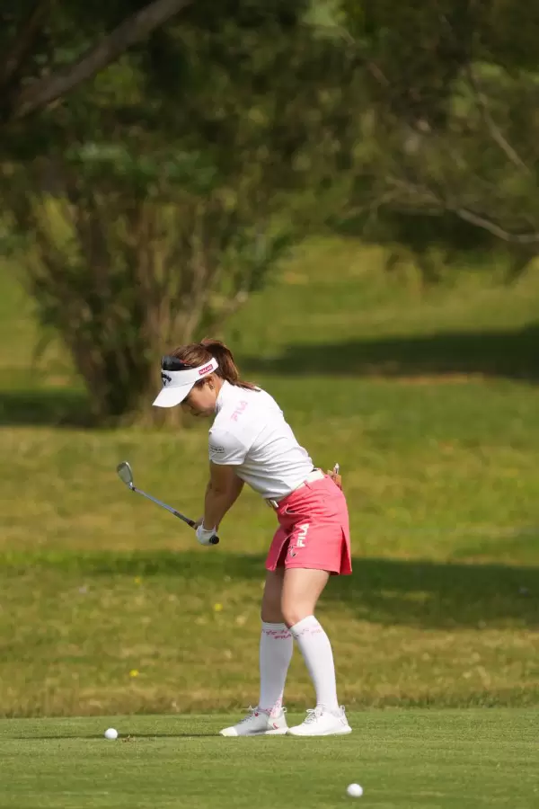 木村彩子のアイアンスイング（斜め前方）連続写真【2022年ダイキンオーキッドレディスゴルフトーナメント】