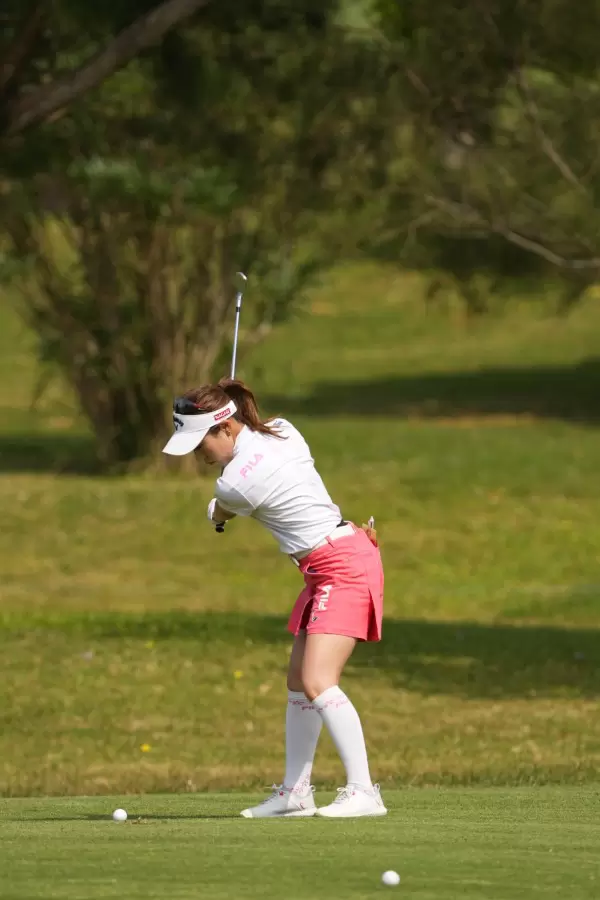 木村彩子のアイアンスイング（斜め前方）連続写真【2022年ダイキンオーキッドレディスゴルフトーナメント】