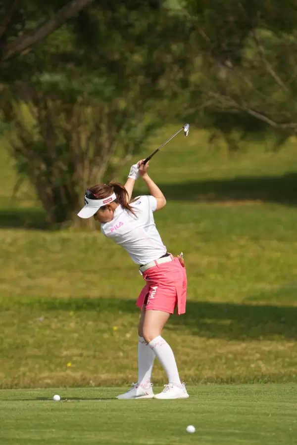 木村彩子のアイアンスイング（斜め前方）連続写真【2022年ダイキンオーキッドレディスゴルフトーナメント】