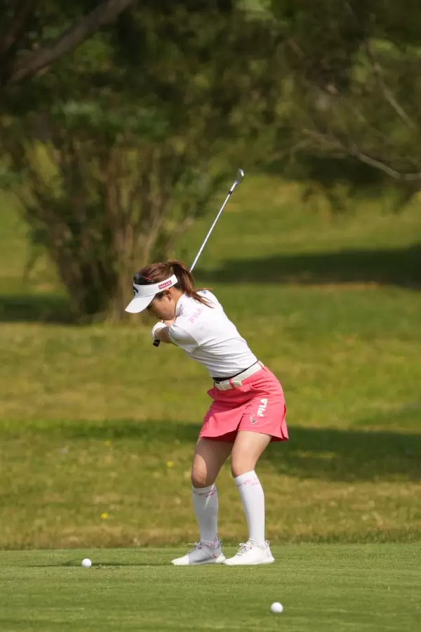 木村彩子のアイアンスイング（斜め前方）連続写真【2022年ダイキンオーキッドレディスゴルフトーナメント】