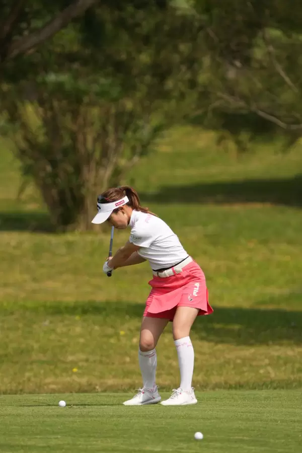 木村彩子のアイアンスイング（斜め前方）連続写真【2022年ダイキンオーキッドレディスゴルフトーナメント】