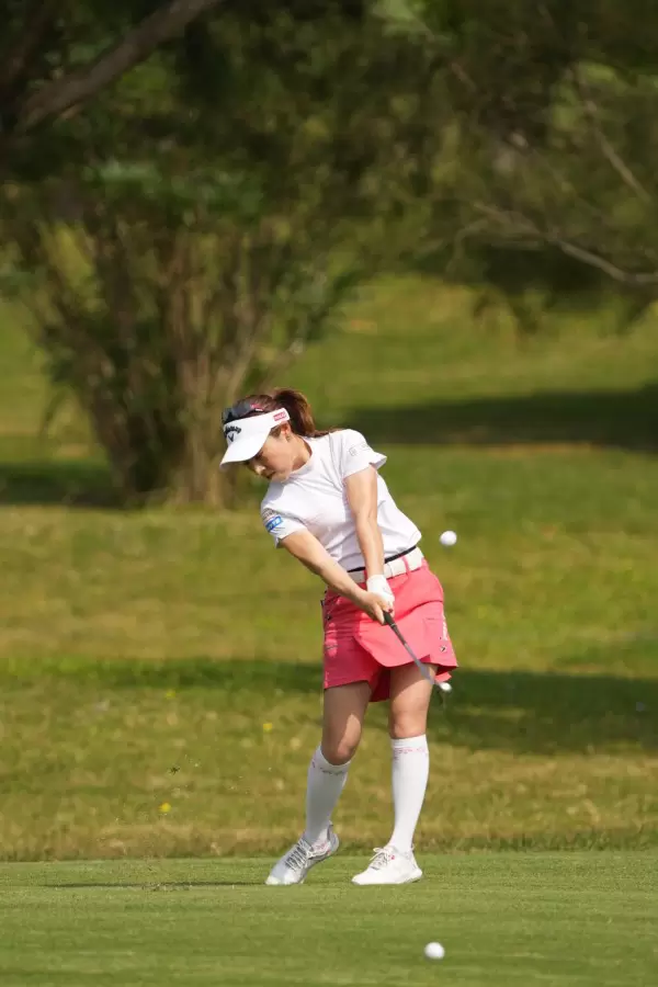 木村彩子のアイアンスイング（斜め前方）連続写真【2022年ダイキンオーキッドレディスゴルフトーナメント】