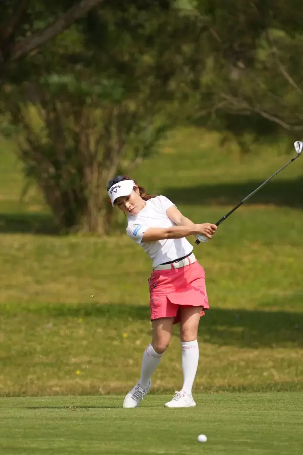 木村彩子のアイアンスイング（斜め前方）連続写真【2022年ダイキンオーキッドレディスゴルフトーナメント】