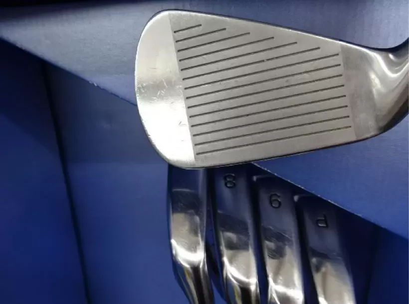 写真では分かりにくいクラブの傷