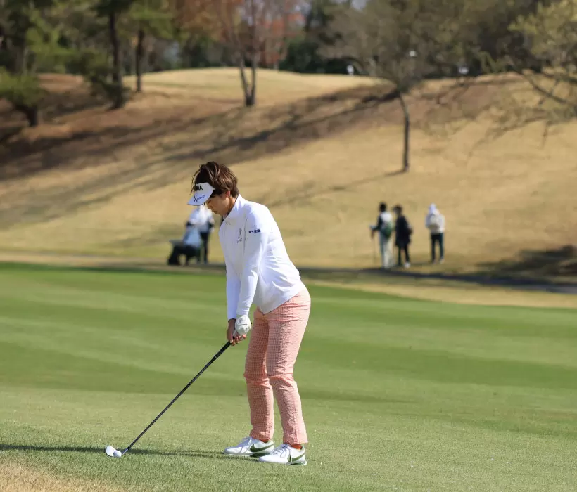 葭葉ルミ　アイアンスイング（斜め前方）連続写真