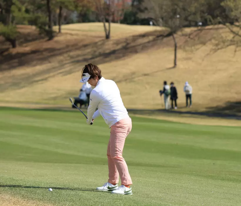 葭葉ルミ　アイアンスイング（斜め前方）連続写真