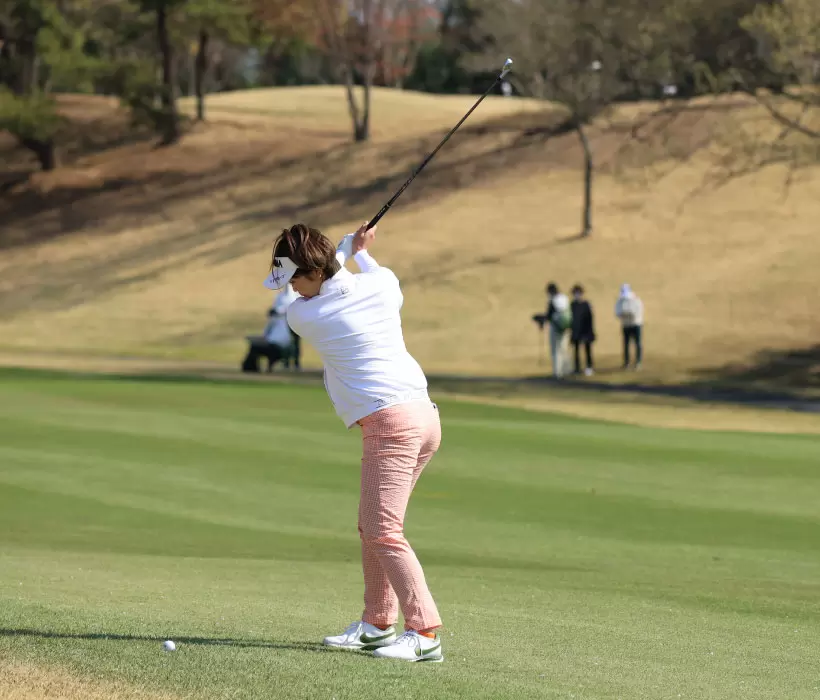 葭葉ルミ　アイアンスイング（斜め前方）連続写真