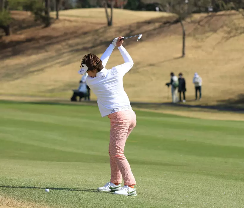 葭葉ルミ　アイアンスイング（斜め前方）連続写真