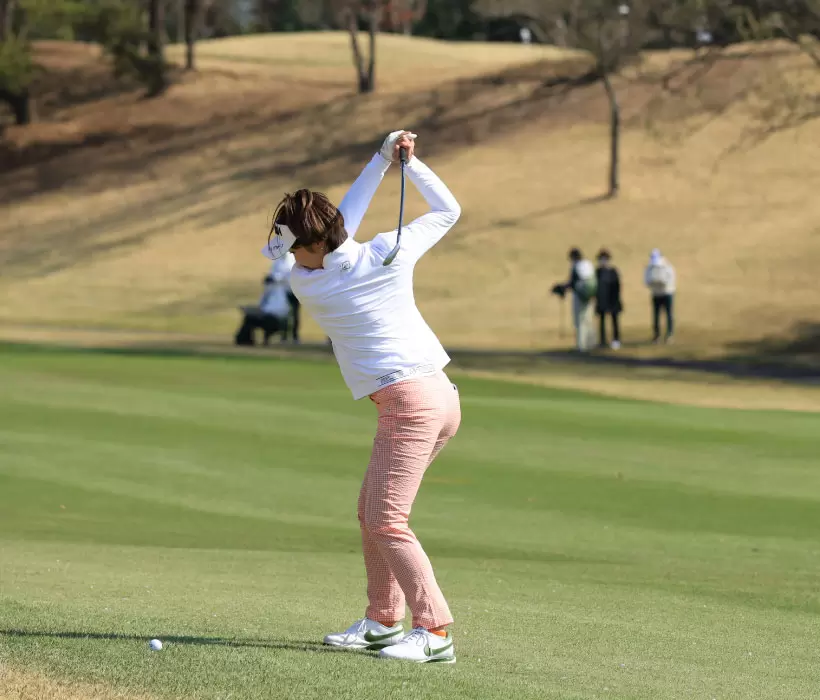 葭葉ルミ　アイアンスイング（斜め前方）連続写真